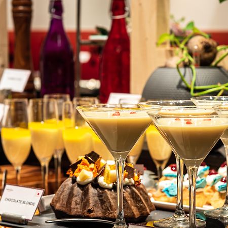 Mercure Hyderabad Kcp Banjara Hills, An Accor Hotel Exterior foto A dessert buffet