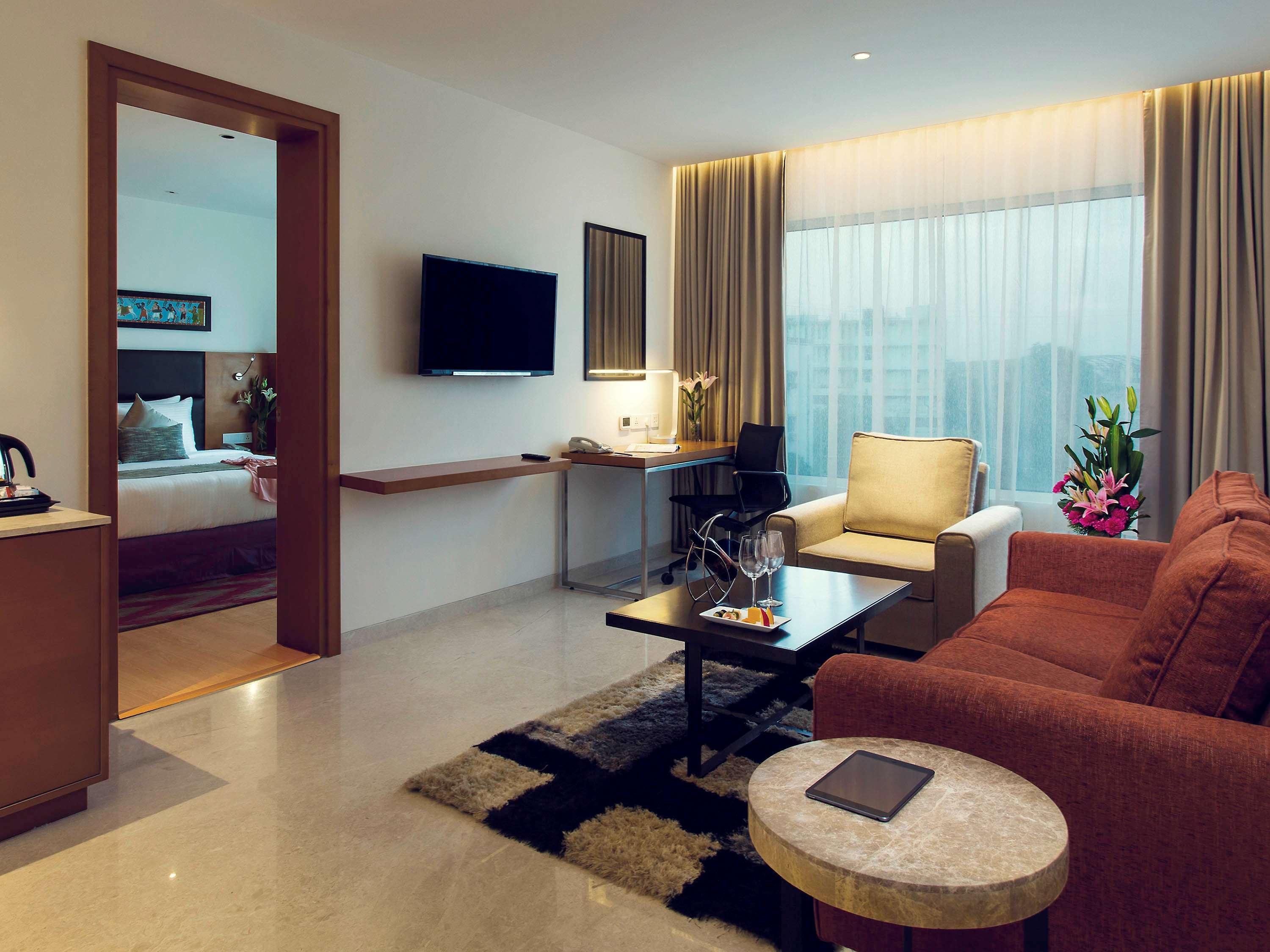 Mercure Hyderabad Kcp Banjara Hills, An Accor Hotel Exterior foto Suite room at the hotel