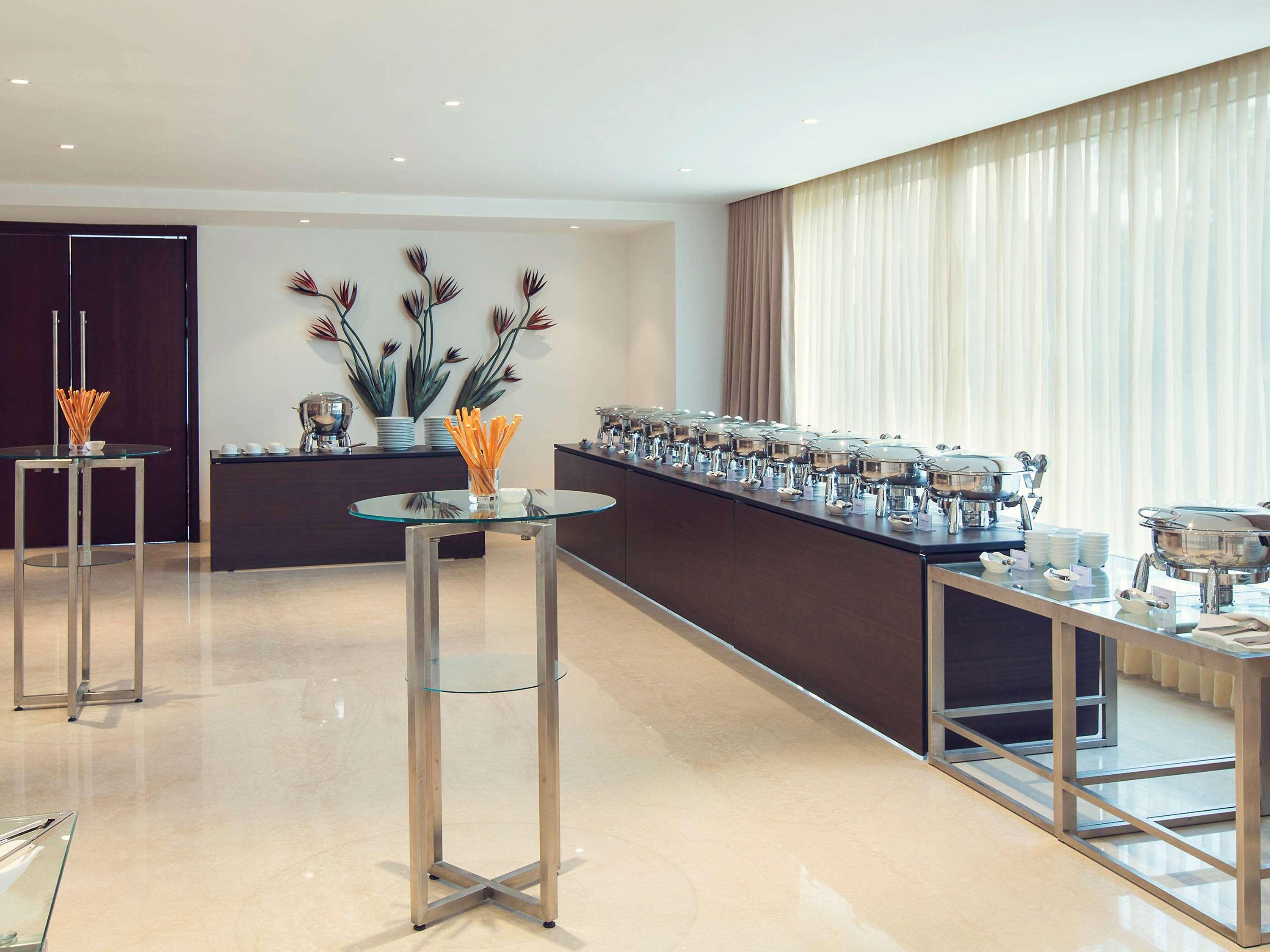 Mercure Hyderabad Kcp Banjara Hills, An Accor Hotel Exterior foto A buffet at a hotel
