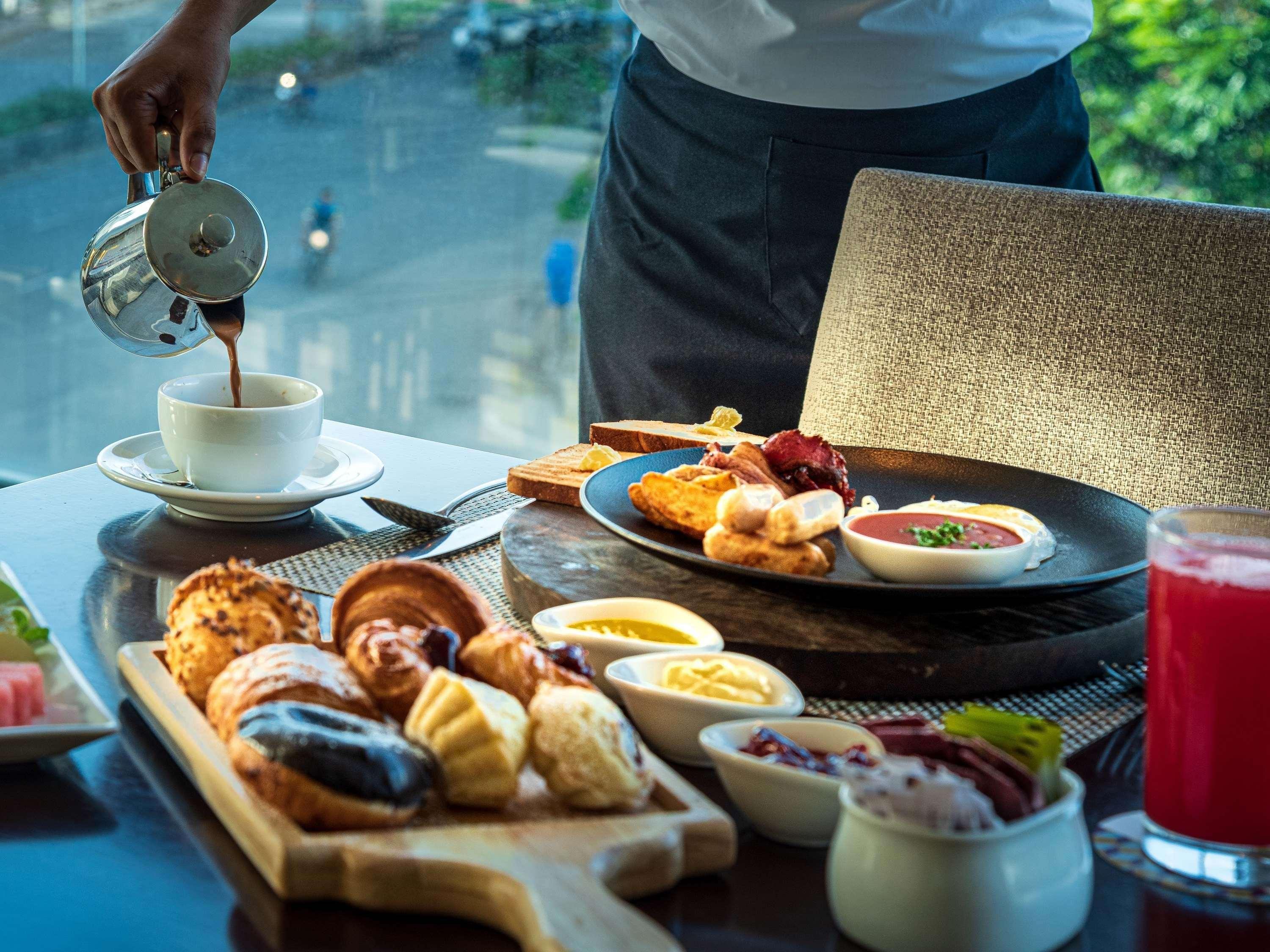 Mercure Hyderabad Kcp Banjara Hills, An Accor Hotel Exterior foto A breakfast at the hotel