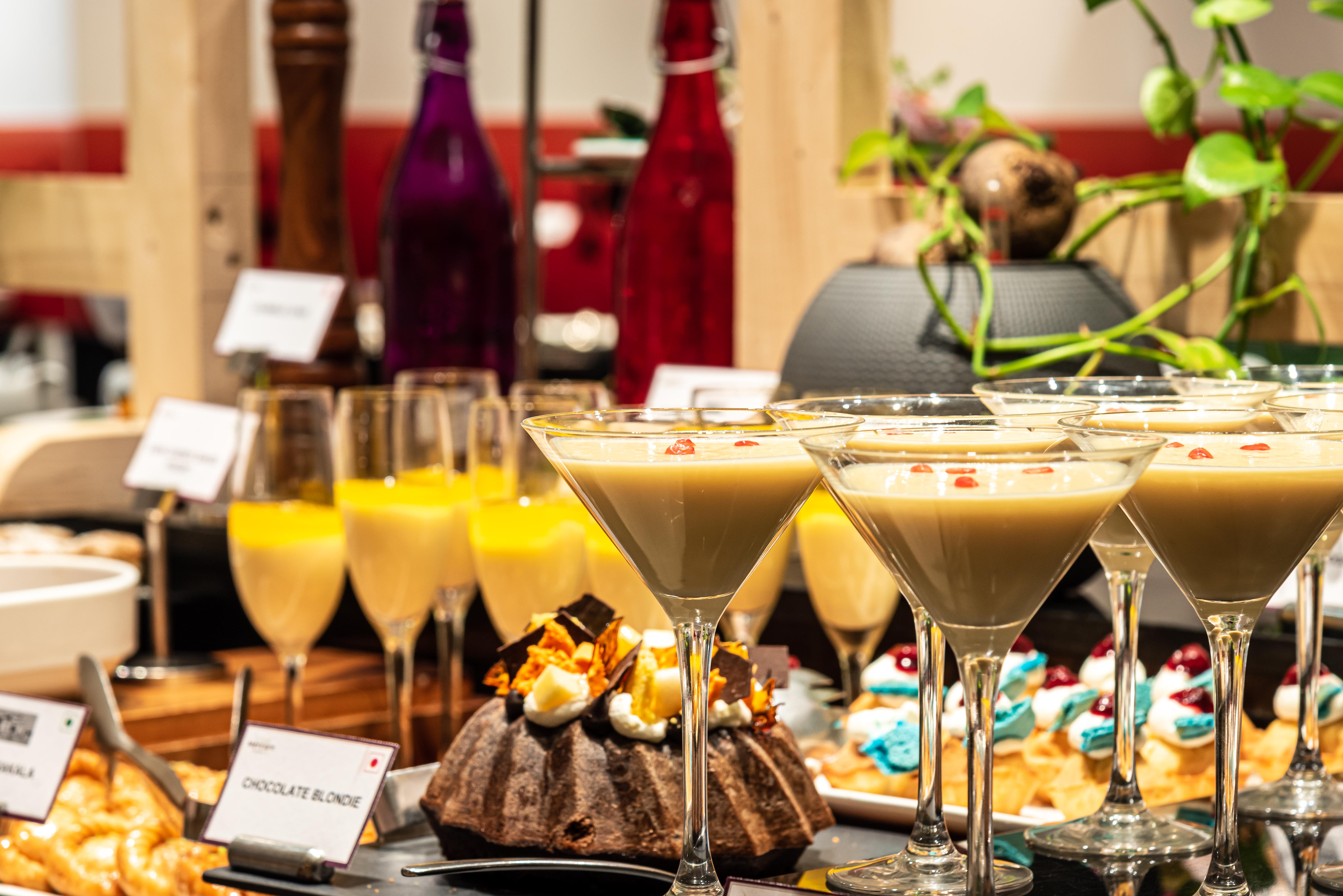 Mercure Hyderabad Kcp Banjara Hills, An Accor Hotel Exterior foto A dessert buffet