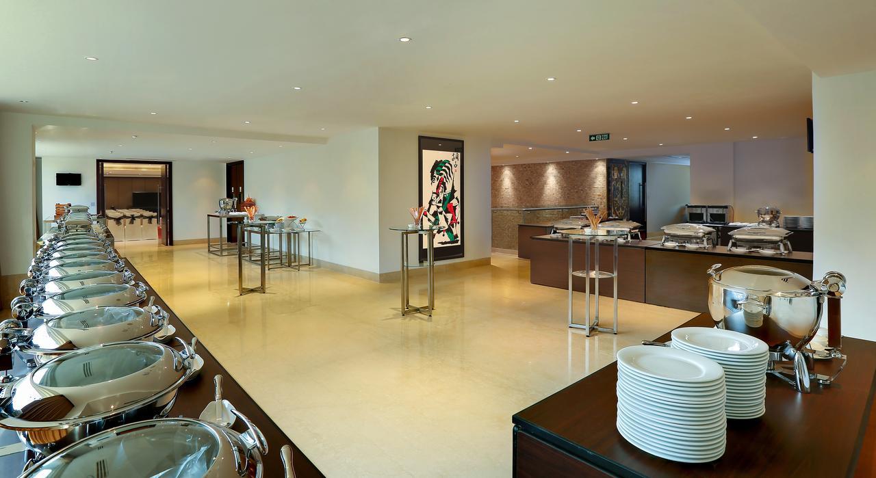 Mercure Hyderabad Kcp Banjara Hills, An Accor Hotel Exterior foto The interior of the lounge